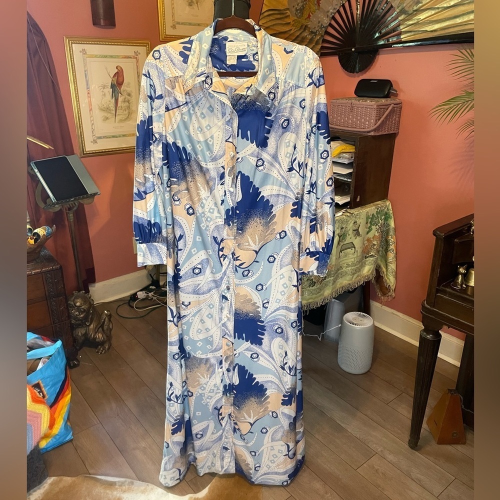Adorable 1970s dagger collar shirt dress or duster abstract light pink and blue